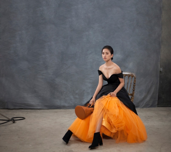 Một trong những tone chủ đạo chính lần này là những gam màu tối giản như màu trắng và màu be, người xem như cảm nhận được nét đẹp diu dàng nhưng không kém phần thanh lịch, tôn lên những đường nét cơ thể của người phụ nữ.