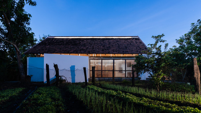 Phía sau nhà có một vườn rau rộng. Phía sau nhà có một vườn rau rộng.