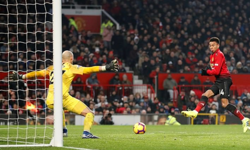 Lingard bỏ lỡ cơ hội đối mặt thủ môn Brighton trong hiệp hai. Ảnh: Reuters.