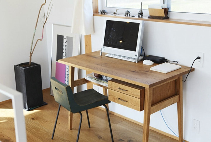 Bàn gỗ với hai ngăn kéo dùng để đựng tài liệu. Bàn gỗ với hai ngăn kéo dùng để đựng tài liệu.