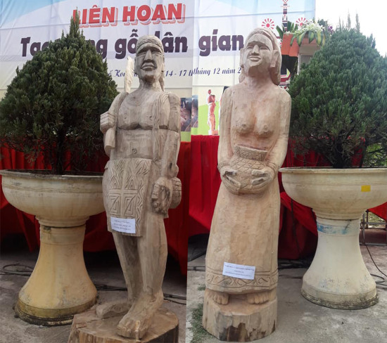 2 tượng gỗ được trưng bày tại Liên hoan Tạc tượng gỗ dân gian tỉnh Kon Tum năm 2018
