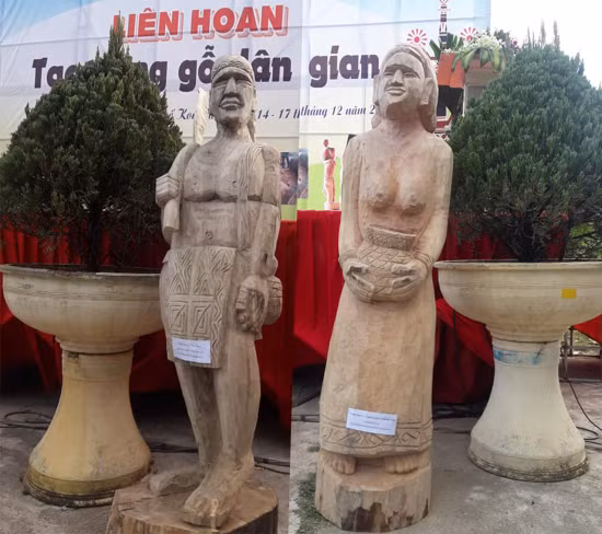 2 tượng gỗ được trưng bày tại Liên hoan Tạc tượng gỗ dân gian tỉnh Kon Tum năm 2018