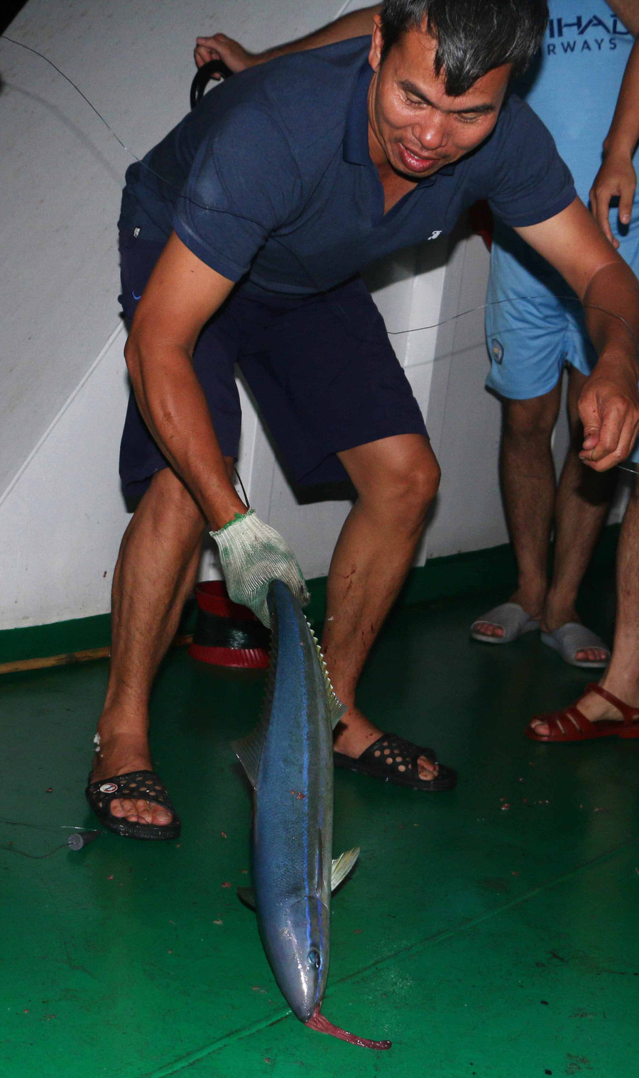 Những hôm gặp luống cá thì anh em trên tàu có thể câu được cả tạ cá. Ảnh: Quang Tấn Những hôm gặp luống cá thì anh em trên tàu có thể câu được cả tạ cá. Ảnh: Quang Tấn