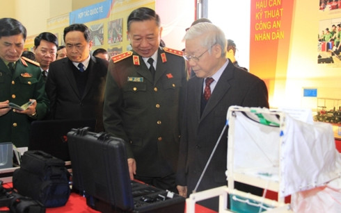 Tổng Bí thư, Chủ tịch nước Nguyễn Phú Trọng tham quan triển lãm công an nhân dân Tổng Bí thư, Chủ tịch nước Nguyễn Phú Trọng tham quan triển lãm công an nhân dân