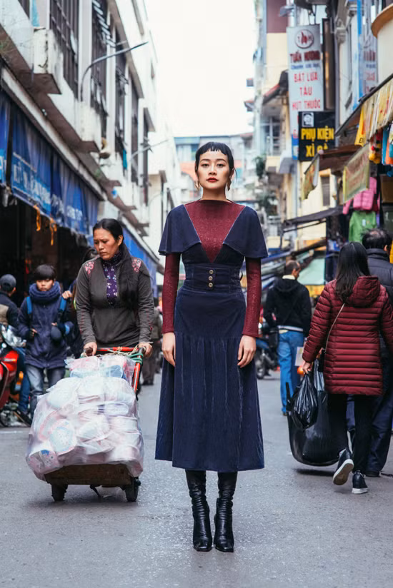 Bộ ảnh được thực hiện với sự hỗ trợ của nhiếp ảnh Lê Tuấn Anh, stylist Hà Lyna, trang điểm Kyo Phan, trang phục Huyền Phạm.