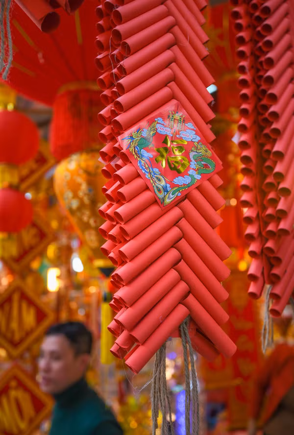 Đồ trang trí Tết năm nay có thêm mặt hàng pháo giả gần giống hình ảnh những bánh pháo ngày xưa. Loại pháo này làm từ giấy cuộn tròn và nối với nhau bằng dây, có giá khoảng vài chục nghìn tùy kích thước. David, du khách Canada lần đầu đến Việt Nam, kể về cảm nhận của mình: 