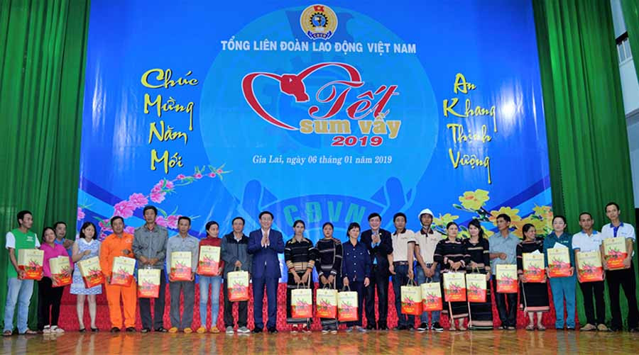  Phó Thủ tướng Chính phủ Vương Đình Huệ tặng quà cho công nhân nghèo tỉnh Gia Lai. Ảnh: H.T