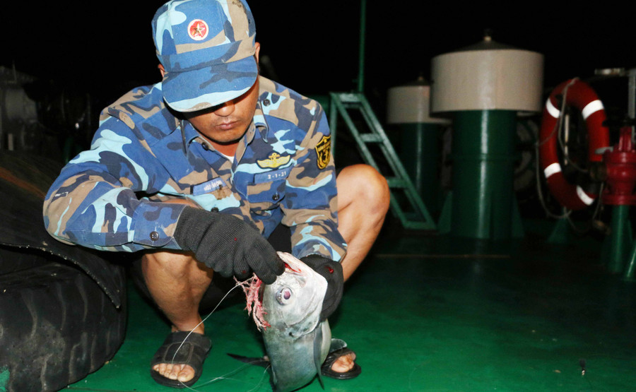 Anh Chinh là một trong những cần thủ có nhiều kinh nghiệm câu cá đêm ở Trường Sa. Ảnh: Quang Tấn Anh Chinh là một trong những cần thủ có nhiều kinh nghiệm câu cá đêm ở Trường Sa. Ảnh: Quang Tấn