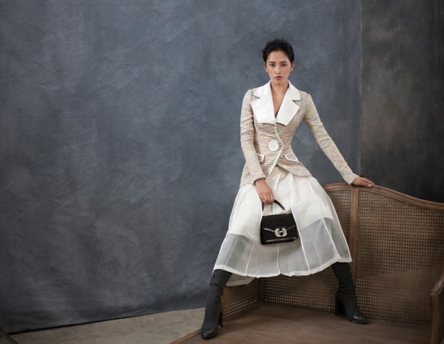 Chiếc áo màu be với tùng xếp ly được làm tỉ mỉ bằng những đường đột chỉ bằng tay, kết hợp với chất liệu vải tweed – vốn rất được NTK Công Trí ưa chuộng trong từng thiết kế của mình đã khiến cho hình ảnh Tiểu Vy trở nên sang trọng mà không hề nhàm chán.