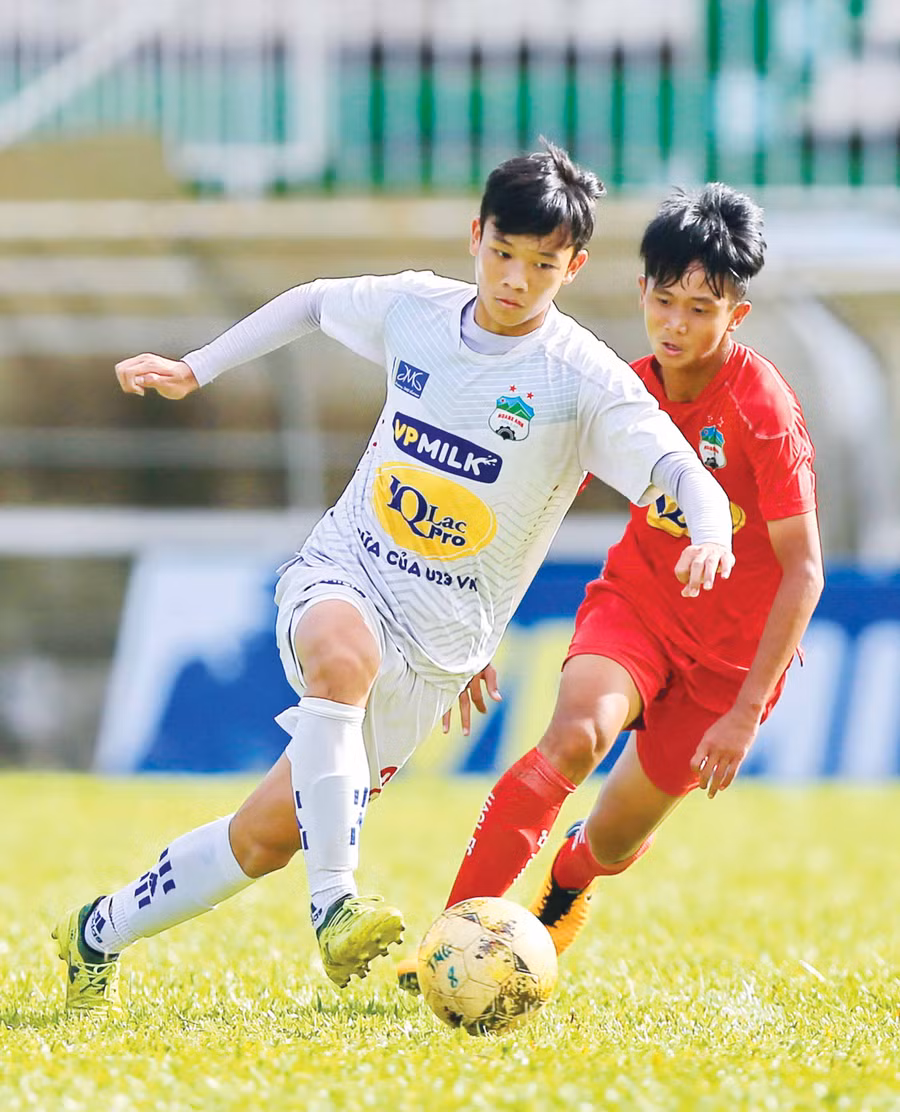 Hậu vệ Nguyễn Hữu Việt Hoàng (bìa trái). Ảnh: M.V