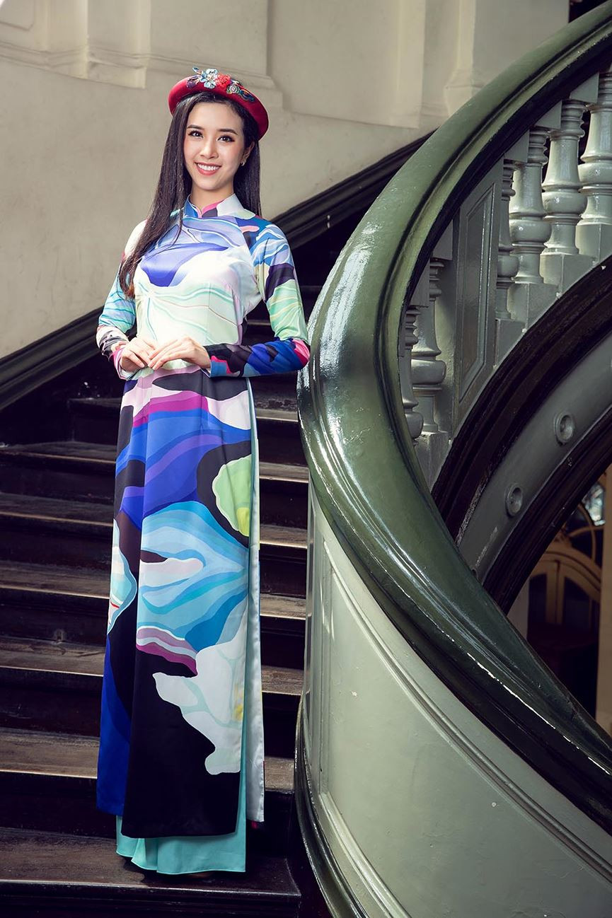 Form dáng không quá bó sát, giúp người mặc luôn có thể tự tin diện trang phục khi đón tiếp người thân, bạn bè và du xuân trong những ngày đầu năm. Form dáng không quá bó sát, giúp người mặc luôn có thể tự tin diện trang phục khi đón tiếp người thân, bạn bè và du xuân trong những ngày đầu năm.