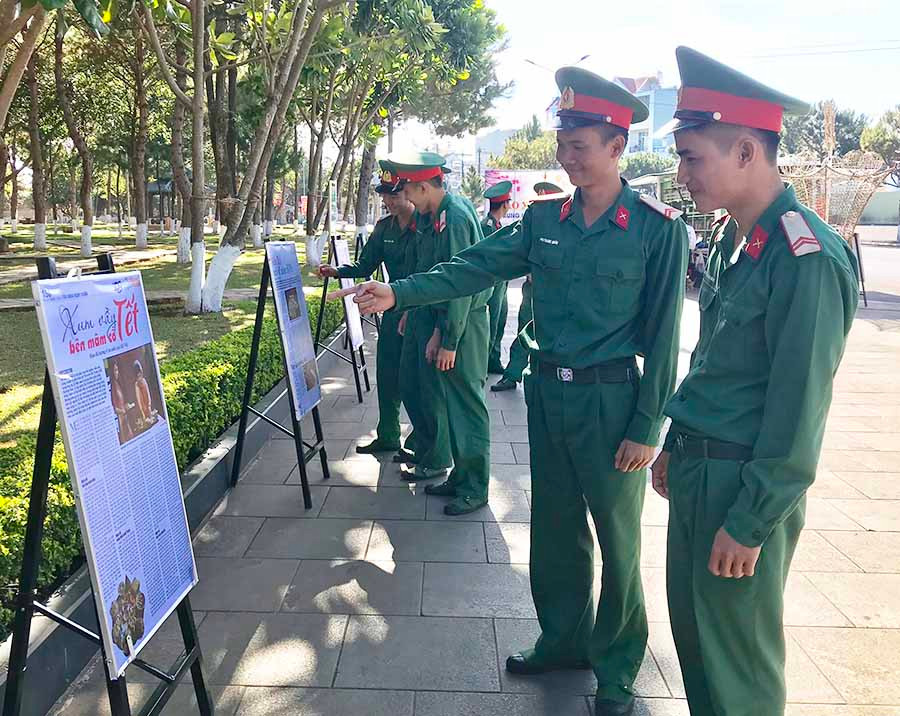 Cán bộ, chiến sĩ lực lượng vũ trang đọc báo Xuân Kỷ Hợi 2019. Ảnh: T.D