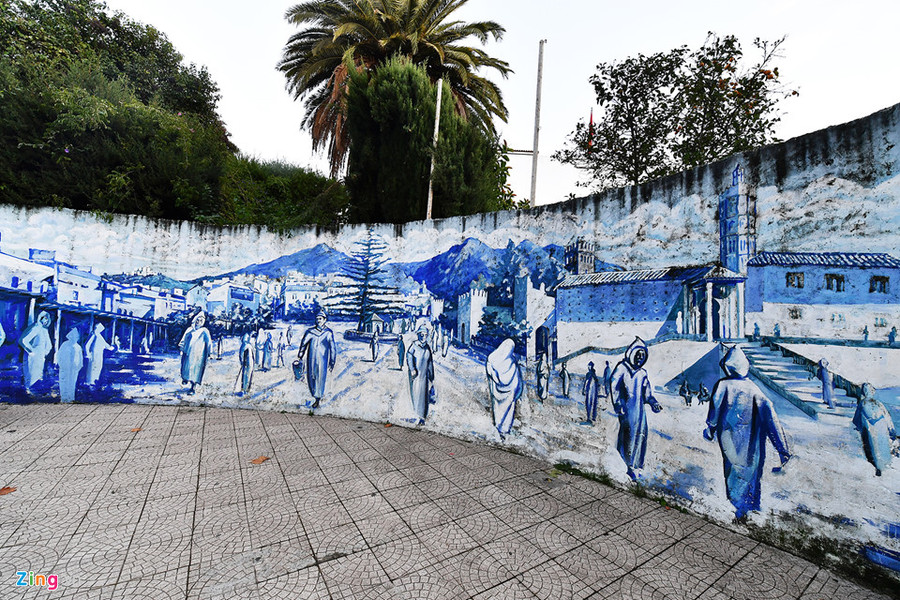 Trong niềm tin tôn giáo của người Do Thái, màu xanh phản chiếu màu trời, tượng trưng cho sức mạnh của Chúa và có nguồn gốc từ sợi nhuộm (một loại nhuộm cổ xưa) dệt nên những khăn choàng nguyện cầu. Vì thế, những bức tường này sẽ luôn gợi con người ta nhớ đến đức toàn năng. 