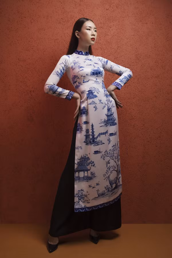 Trong bộ sưu tập áo dài dành cho mùa Tết, NTK Hà Linh đưa hình ảnh Hà Nội thập niên 50 khắc hoạ lên vải lụa. Theo lý giải của Hà Linh Thư, khi xã hội ngày một phát triển, những giá trị truyền thống của ngày Tết bị mai một dần. Bản thân chị là người rất trân trọng văn hoá truyền thống nên muốn lưu giữ nét đẹp lâu đời thông qua tà áo dài. 