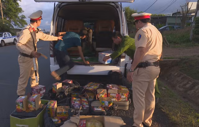 Chiếc xe khách cùng gần 200kg pháo hoa bị CSGT phát hiện.