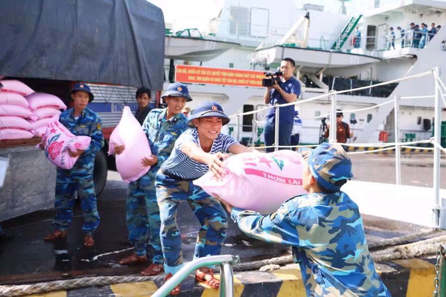 Các mặt hàng nhu yếu phẩm cũng nhanh chóng được đưa lên tàu.