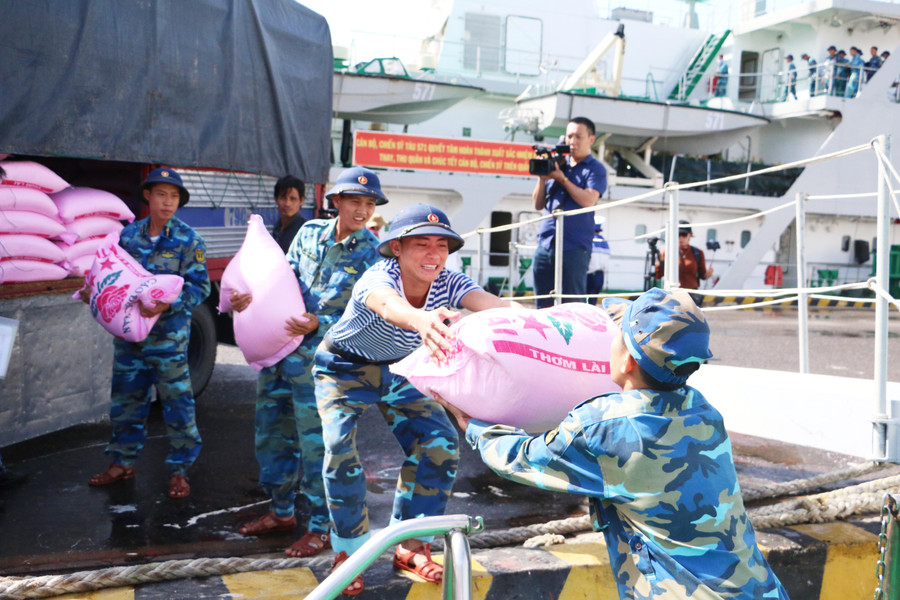 Các mặt hàng nhu yếu phẩm cũng nhanh chóng được đưa lên tàu.