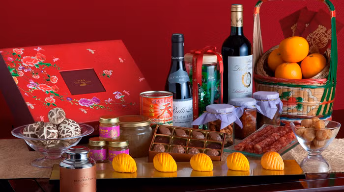 Trà, giỏ táo hoặc cam sẽ là món quà tuyệt vời để tặng gia chủ trong ngày Tết. Ảnh: Singapore Enewsletter Trà, giỏ táo hoặc cam sẽ là món quà tuyệt vời để tặng gia chủ trong ngày Tết. Ảnh: Singapore Enewsletter