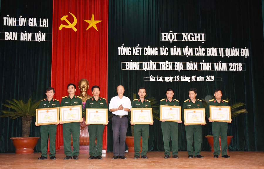 Trao bằng khen của Chủ tịch UBND tỉnh cho các đơn vị quân đội đóng quân trên địa bàn tỉnh có thành tích xuất sắc trong công tác dân vận năm 2018. Ảnh: M.T