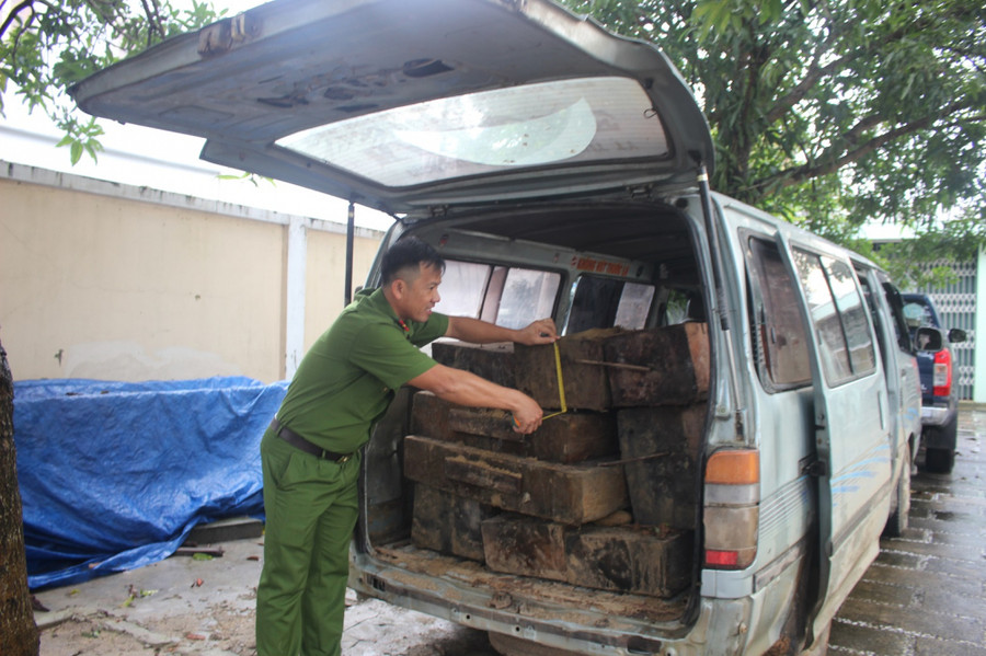 Chiếc xe ô tô được gắn biển số giả vận chuyển gỗ lậu. Chiếc xe ô tô được gắn biển số giả vận chuyển gỗ lậu.