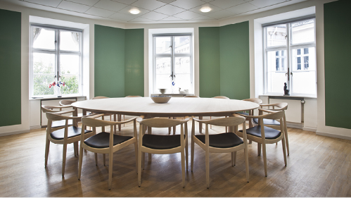 Hiện nay, các sản phẩm bàn ghế gỗ ngày càng được sử dụng phổ biến nhờ vào hiệu quả mà nó mang lại cho không gian kiến trúc. Ghế Kennedy – thường sử dụng trong không gian phòng họp, quán cà phê hoặc có thể được bố trí trong phòng đọc sách, nhà ăn