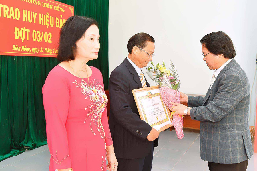 Phó Bí thư Thành ủy, Chủ tịch UBND TP. Pleiku Trần Xuân Quang trao huy hiệu 45 năm tuổi đảng. Ảnh: Đức Thụy