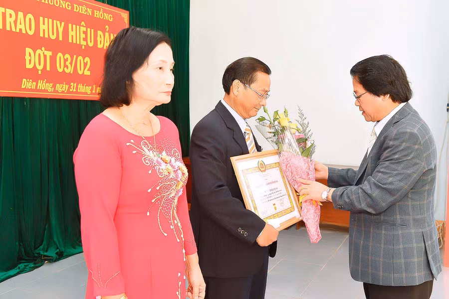 Phó Bí thư Thành ủy, Chủ tịch UBND TP. Pleiku Trần Xuân Quang trao huy hiệu 45 năm tuổi đảng. Ảnh: Đức Thụy