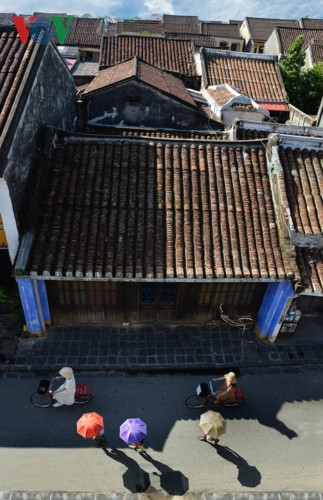 Hội An là nơi mà cuộc sống bình lặng, dường như dòng chảy thời gian chẳng thể nào vùi lấp không khí cổ xưa. Những mái ngói cũ phủ đầy rêu phong, những con đường ngập trong sắc đỏ của đèn lồng sẽ đưa du khách trở về quá khứ vài trăm năm trước...