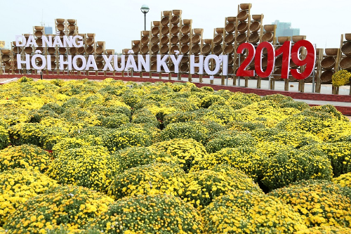 Đường hoa Đà Nẵng 2019 là sự pha quyện hài hòa giữa truyền thống với hiện đại, gồm hai khu vực được trang trí với hai chủ điểm khác nhau ở phía Tây Cầu Rồng. Đường hoa sẽ hoàn thiện, chào đón người dân và du khách tham quan kể từ ngày 3/2, tức 28 Tết Âm lịch.