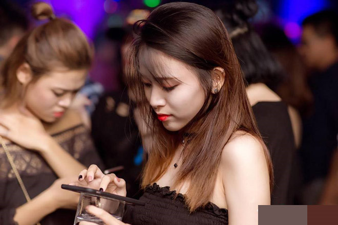 Trước khi gia nhập SGO48, Linh Mai là gương mặt khá nổi tiếng trên mạng xã hội. Đầu năm 2018, đoạn rap ca khúc Yêu đương của giọng ca trẻ gây sốt trên mạng xã hội và thu hút thu hút hơn 100.000 lượt xem sau ít giờ đăng tải. Sau đó, video quay lén cô nhảy theo nhạc trong một lễ hội cũng được chia sẻ rộng rãi giúp Linh Mai càng nổi tiếng. Nhờ hiệu ứng trên mạng xã hội, hai video triệu view giúp Linh Mai nhanh chóng được giới trẻ biết đến. Trước khi gia nhập SGO48, Linh Mai là gương mặt khá nổi tiếng trên mạng xã hội. Đầu năm 2018, đoạn rap ca khúc Yêu đương của giọng ca trẻ gây sốt trên mạng xã hội và thu hút thu hút hơn 100.000 lượt xem sau ít giờ đăng tải. Sau đó, video quay lén cô nhảy theo nhạc trong một lễ hội cũng được chia sẻ rộng rãi giúp Linh Mai càng nổi tiếng. Nhờ hiệu ứng trên mạng xã hội, hai video triệu view giúp Linh Mai nhanh chóng được giới trẻ biết đến.