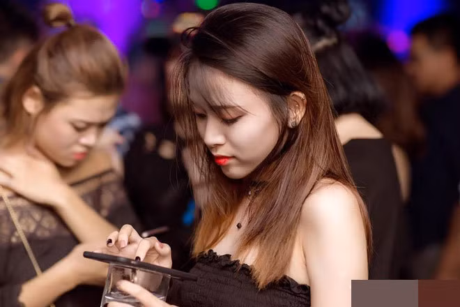 Trước khi gia nhập SGO48, Linh Mai là gương mặt khá nổi tiếng trên mạng xã hội. Đầu năm 2018, đoạn rap ca khúc Yêu đương của giọng ca trẻ gây sốt trên mạng xã hội và thu hút thu hút hơn 100.000 lượt xem sau ít giờ đăng tải. Sau đó, video quay lén cô nhảy theo nhạc trong một lễ hội cũng được chia sẻ rộng rãi giúp Linh Mai càng nổi tiếng. Nhờ hiệu ứng trên mạng xã hội, hai video triệu view giúp Linh Mai nhanh chóng được giới trẻ biết đến.