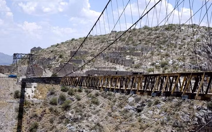  Cây cầu Puente de Ojuela, Mexico - Cây cầu trước đây phục vụ cho hoạt động đi lại của những thị trấn khai thác mỏ, song hiện nay chỉ có khách bộ hành đi qua cây cầu này. Được mệnh danh là một trong những con đường nguy hiểm nhất thế giới, cây cầu đã trở thành một điểm hút khách du lịch tại Mexico.