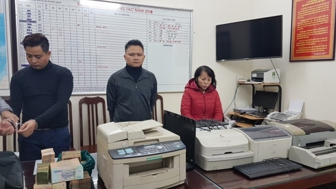 Các đối tượng và tang vật vụ án (Ảnh: Báo Công an TPHCM) Các đối tượng và tang vật vụ án (Ảnh: Báo Công an TPHCM)