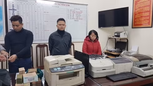 Các đối tượng và tang vật vụ án (Ảnh: Báo Công an TPHCM)