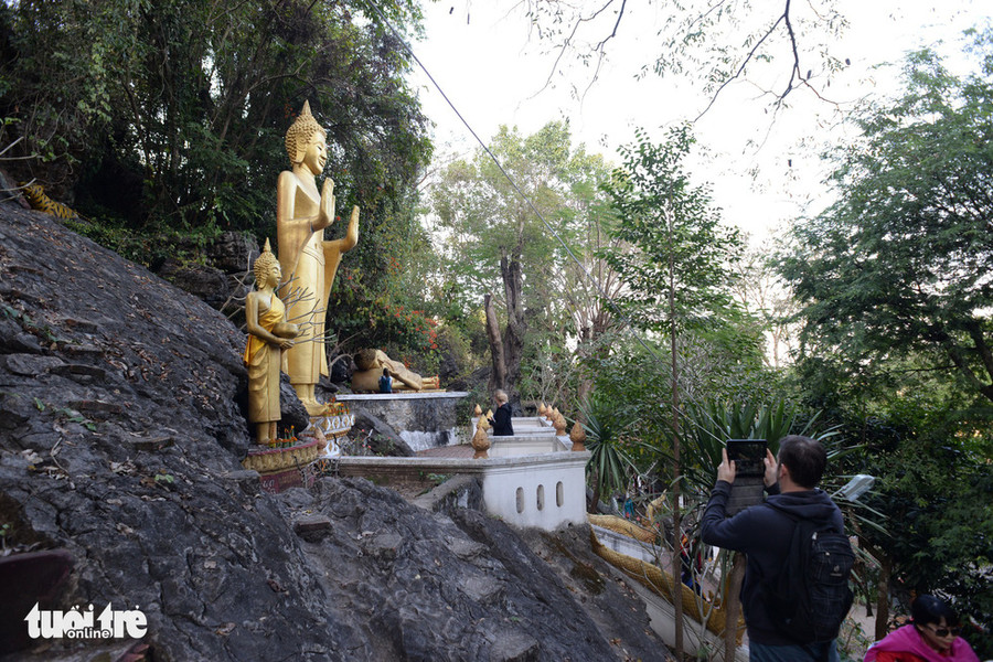 Rải rác dọc đường lên chùa có nhiều tượng Phật với nhiều hình tượng - Ảnh: T.T.D.