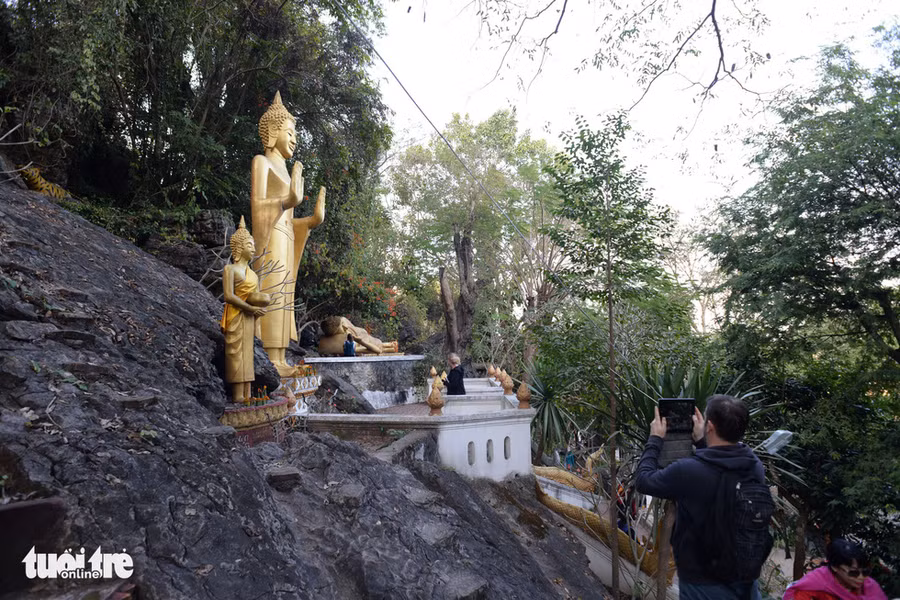 Rải rác dọc đường lên chùa có nhiều tượng Phật với nhiều hình tượng - Ảnh: T.T.D.