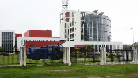 Xe quân sự tại đài phát thanh truyền hình quốc gia ở thủ đô Libreville của Gabon năm 2017  Xe quân sự tại đài phát thanh truyền hình quốc gia ở thủ đô Libreville của Gabon năm 2017