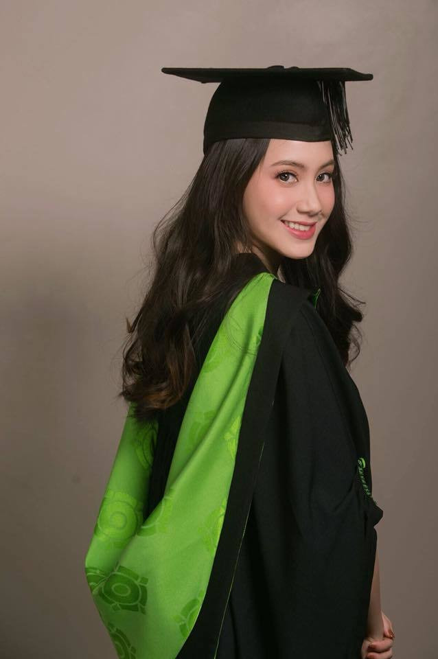  Cô tốt nghiệp ngôi trường danh giá ở nước Anh.