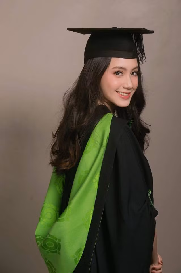  Cô tốt nghiệp ngôi trường danh giá ở nước Anh.