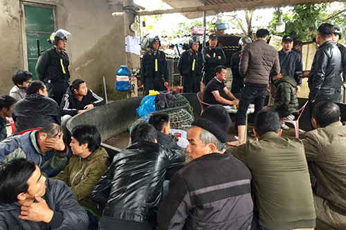  63 người đàn ông bị bắt quả tang đang đánh bạc và xem đá gà. Ảnh: Công an Quảng Trị