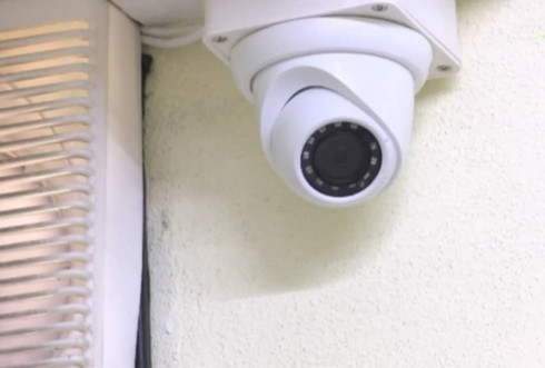 Camera anh ninh bị nhóm đạo chích bẻ quặt quay đi hướng khác để tránh bị nhận diện.