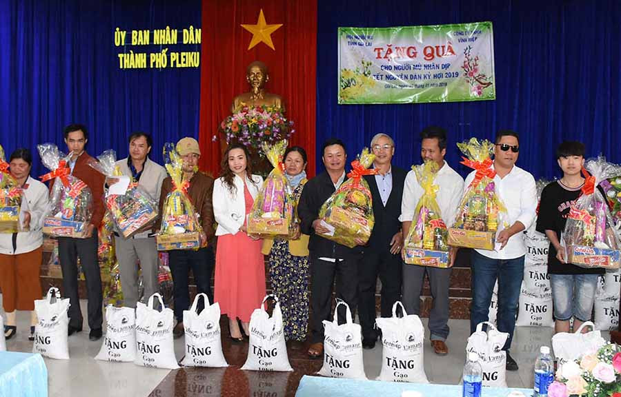 Trao quà cho người mù trên địa bàn TP. Pleiku. Ảnh: H.P  Trao quà cho người mù trên địa bàn TP. Pleiku. Ảnh: H.P