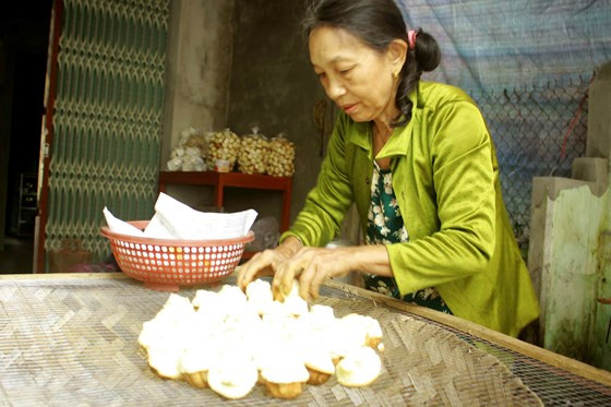 Sắp xếp những chiếc bánh thuẫn lên nia lớn để hong khô bánh Sắp xếp những chiếc bánh thuẫn lên nia lớn để hong khô bánh