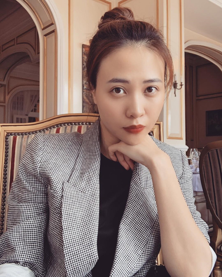 Thỉnh thoảng, cô diện suit hoặc blazer dáng dài, mang đến hình ảnh thanh lịch, cá tính, mạnh mẽ hơn. Vốn chuộng tông màu trung tính, tủ đồ của Đàm Thu Trang thường xoay quanh những màu sắc nhẹ như trắng, đen, ghi, xanh pastel... Thỉnh thoảng, cô diện suit hoặc blazer dáng dài, mang đến hình ảnh thanh lịch, cá tính, mạnh mẽ hơn. Vốn chuộng tông màu trung tính, tủ đồ của Đàm Thu Trang thường xoay quanh những màu sắc nhẹ như trắng, đen, ghi, xanh pastel...