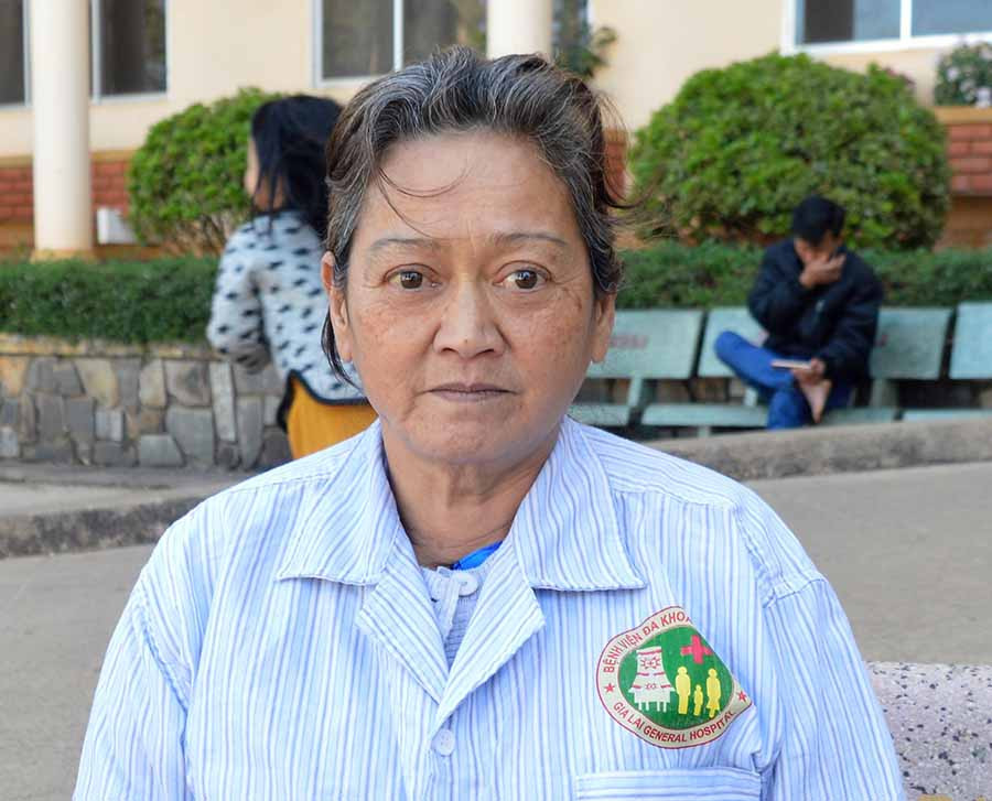  Bà Thu hàng ngày vừa chữa bệnh tim vừa chạy thận. Ảnh: H.T