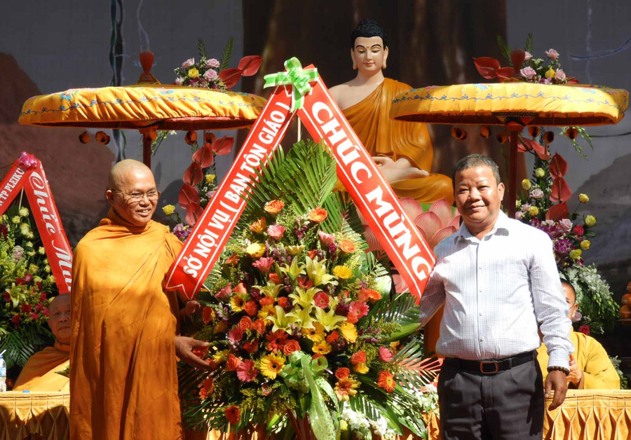 Lãnh đạo Ban Tôn giáo tỉnh tặng hoa chúc mừng. Ảnh: Thanh Nhật Lãnh đạo Ban Tôn giáo tỉnh tặng hoa chúc mừng. Ảnh: Thanh Nhật