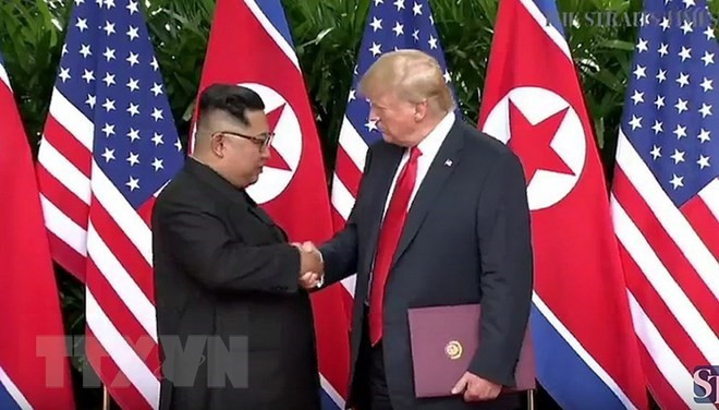 Tổng thống Mỹ Donald Trump (phải) và nhà lãnh đạo Triều Tiên Kim Jong-un tại cuộc gặp ở Singapore. (Nguồn: Yonhap/TTXVN)