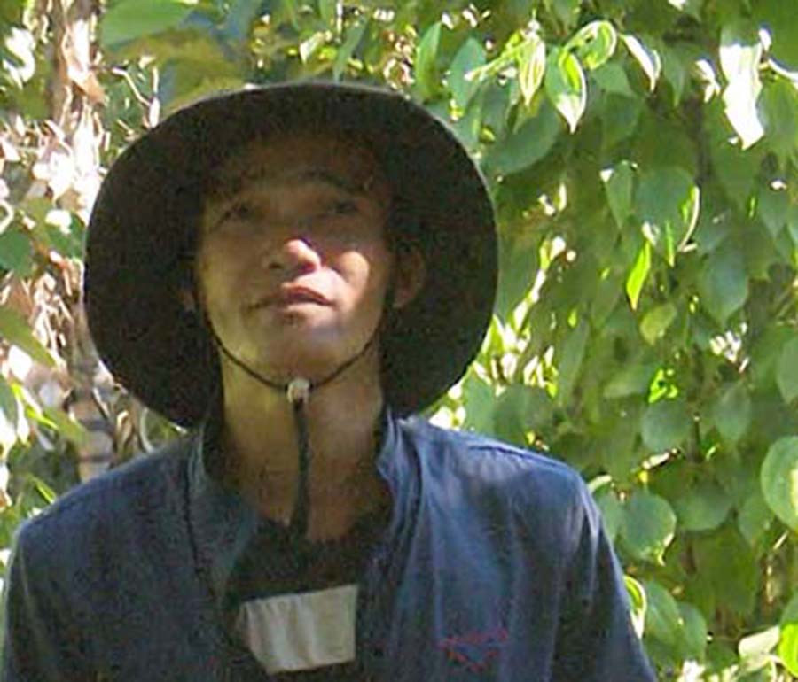 Anh Quân bên vườn hồ tiêu của gia đình. Ảnh: Phương Lộc