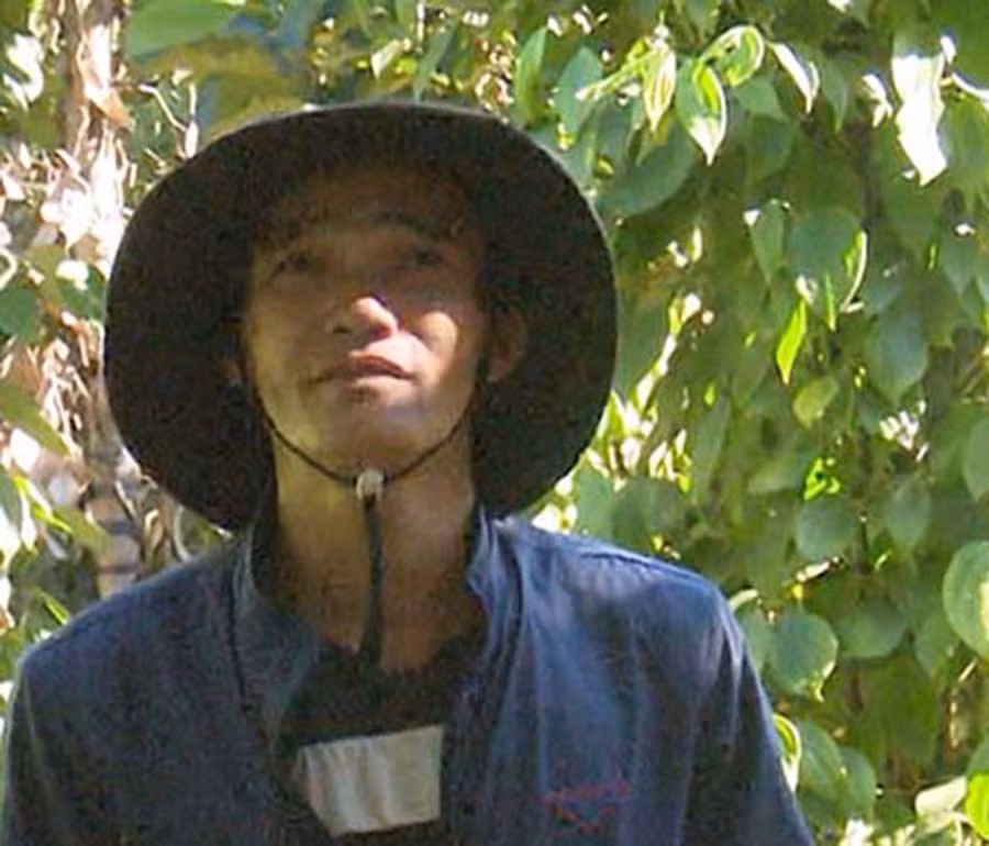 Anh Quân bên vườn hồ tiêu của gia đình. Ảnh: Phương Lộc