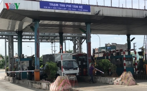  Tài xế phản đối trạm thu phí BOT Tân Đệ bằng cách nhấc barie cho xe qua hoặc đâm thẳng, hất tung barie trạm thu phí này.